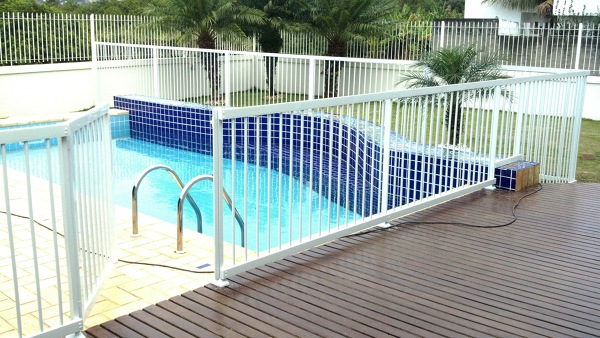 piscina no verão