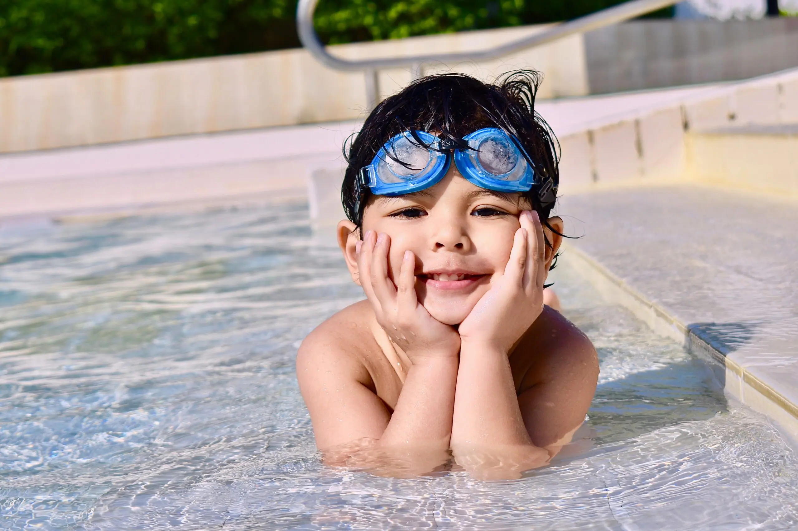 5 brincadeiras na piscina para fazer com as crianças - Equipamentos Para  Piscinas